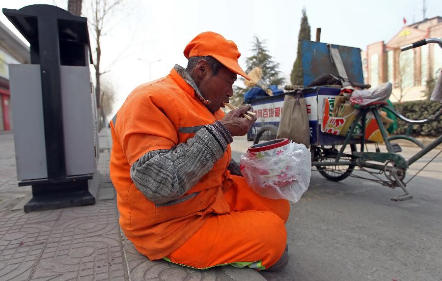 輸送帶廠家：暖心！老人高溫下賣菜城管買下送環(huán)衛(wèi)工